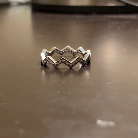 Pandora ms Shimmering Zigzag Ring - Picture 2 of 3